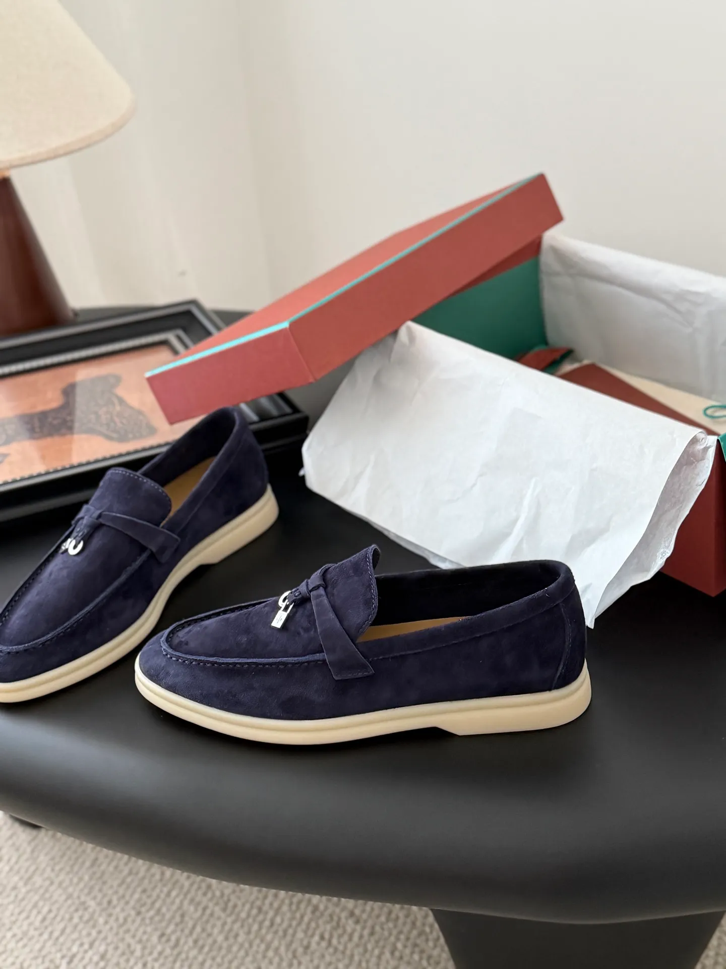 👟👟Ex-factory price 480👟👟 Top-quality double-layered genuine leather loafers. The quality is authentic. LP only sells high-end versions. Summer walk only has O pairs and countless pairs. The aesthetics and choice of shoes are also a kind of self-expression. Loro captures me with the comfort of walking on clouds. It adapts to the comfortable and relaxed state of wearing on weekdays, allowing i people to shuttle freely in relaxation and leisure. Double-layer leather on the upper, sheepskin lining Original outsole Size: 35-44